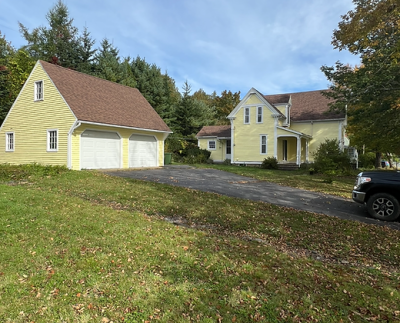Spacious 4 Bedroom Lakefront Home — rental in Bridgewater, NS